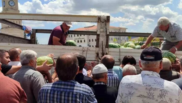 Yozgat’ta Manav Kardeşlerden Hayır Etkinliği: 17 Ton Karpuz Ücretsiz Dağıtıldı